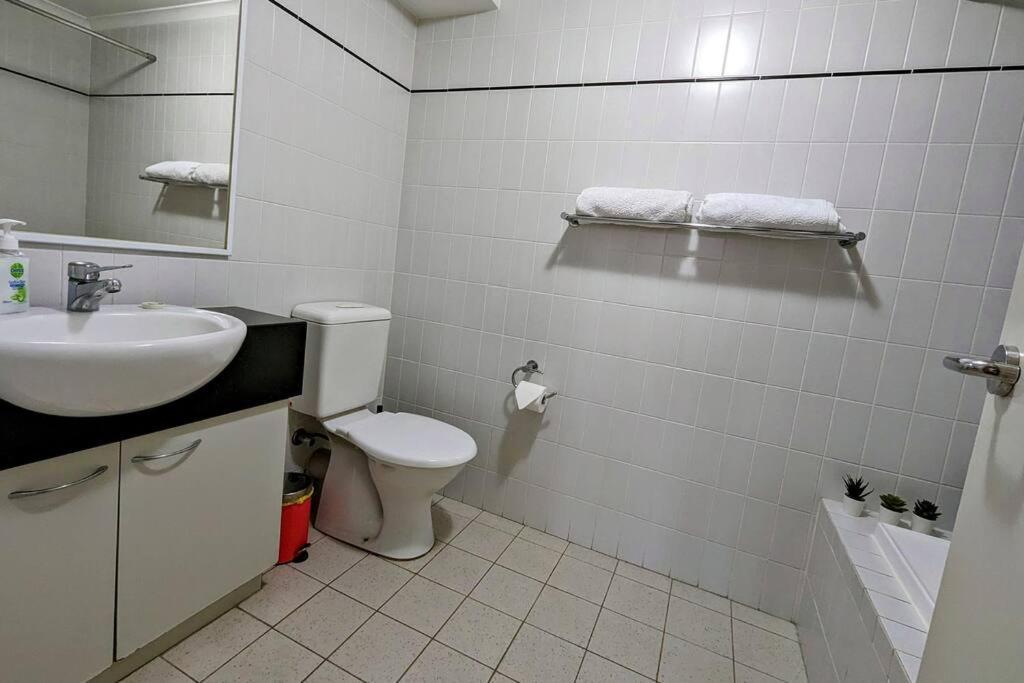 City & Lakeside With Free Parking, Pool And 10 Mins Walk Into The City Perth Luaran gambar