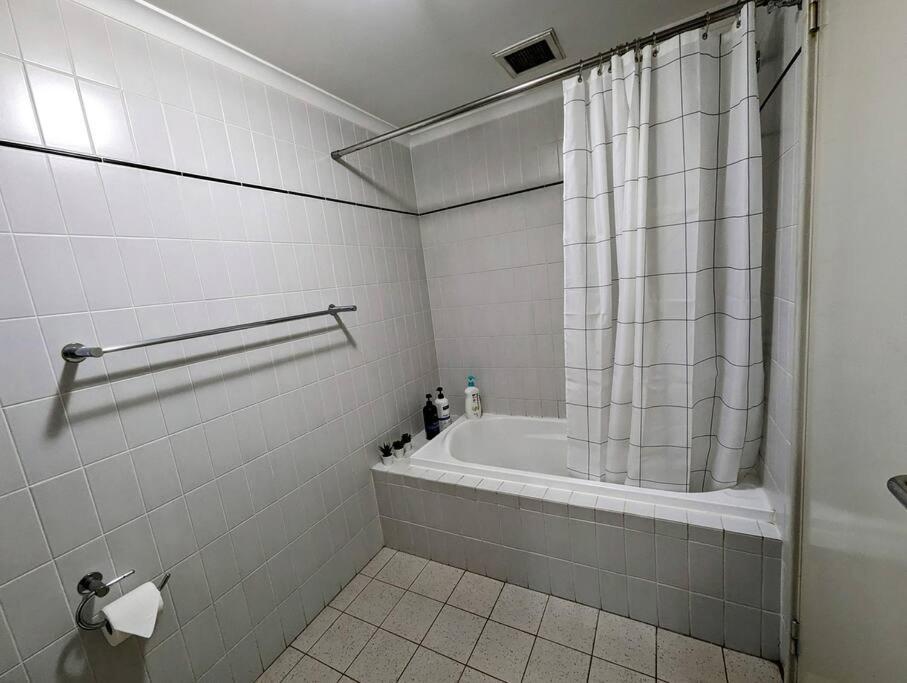City & Lakeside With Free Parking, Pool And 10 Mins Walk Into The City Perth Luaran gambar