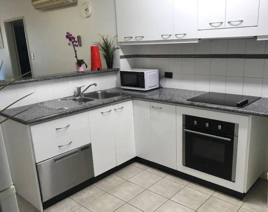 City & Lakeside With Free Parking, Pool And 10 Mins Walk Into The City Perth Luaran gambar
