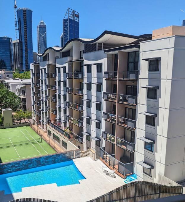 City & Lakeside With Free Parking, Pool And 10 Mins Walk Into The City Perth Luaran gambar