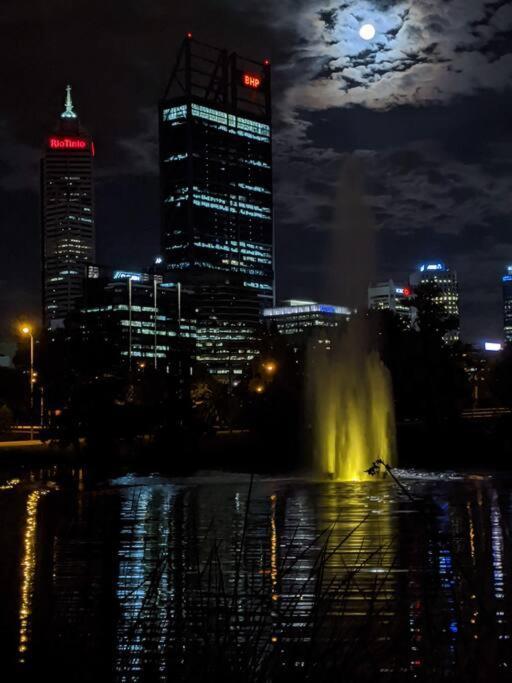 City & Lakeside With Free Parking, Pool And 10 Mins Walk Into The City Perth Luaran gambar