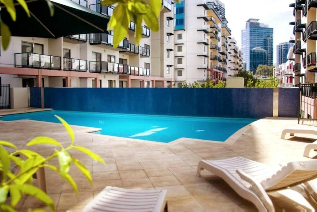 City & Lakeside With Free Parking, Pool And 10 Mins Walk Into The City Perth Luaran gambar
