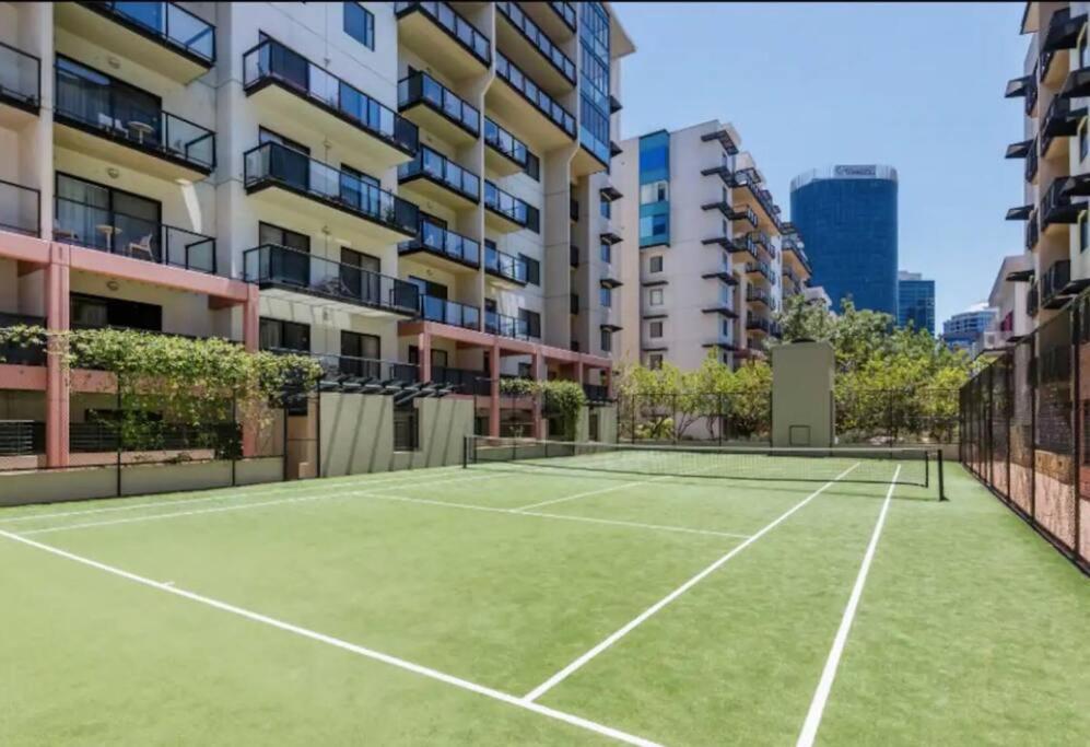 City & Lakeside With Free Parking, Pool And 10 Mins Walk Into The City Perth Luaran gambar
