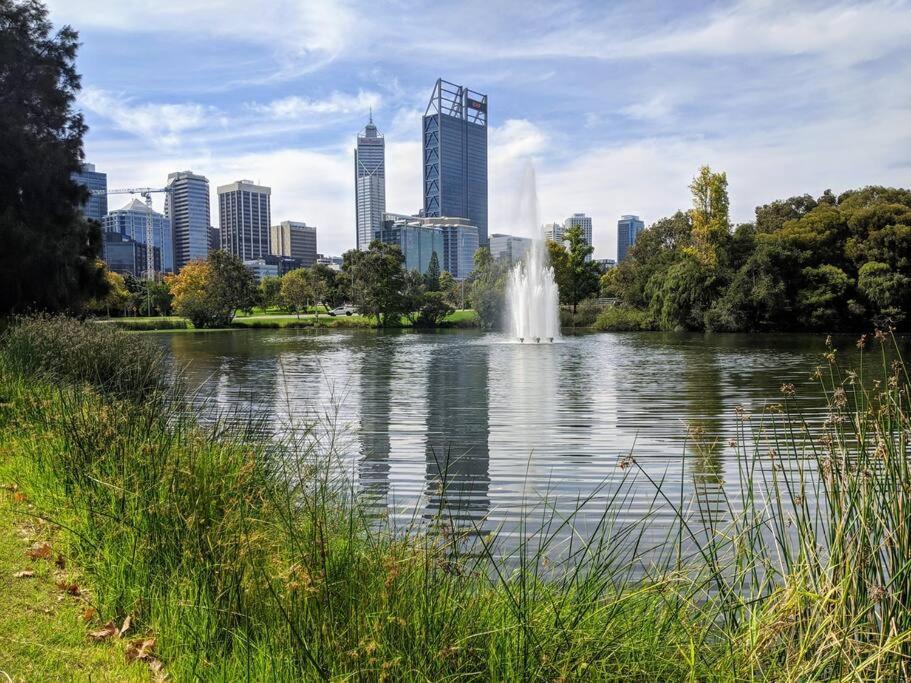 City & Lakeside With Free Parking, Pool And 10 Mins Walk Into The City Perth Luaran gambar