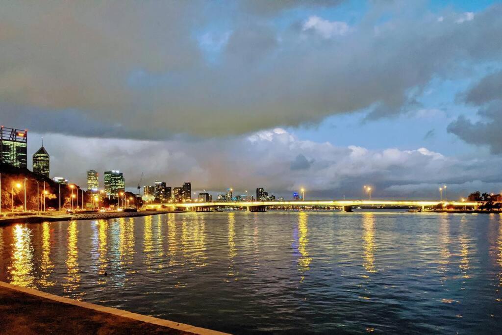 City & Lakeside With Free Parking, Pool And 10 Mins Walk Into The City Perth Luaran gambar